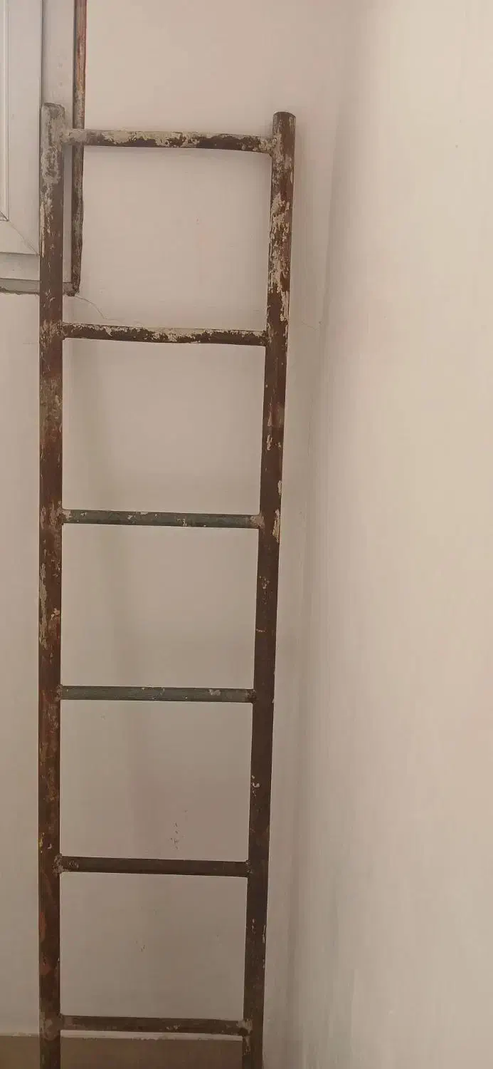 نردبان|ابزارآلات|رباطکریم, رباطکریم|دیوار