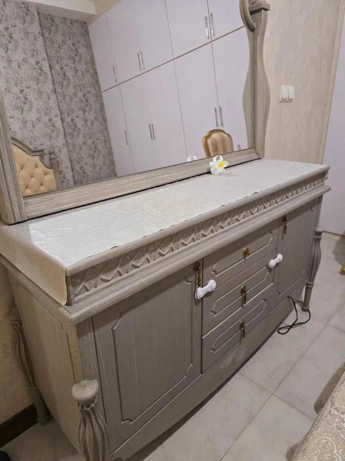 سرویس خواب ۲ نفره تخت و میز آرایش|تخت و سرویس خواب|شیراز, شهرک سراج|دیوار