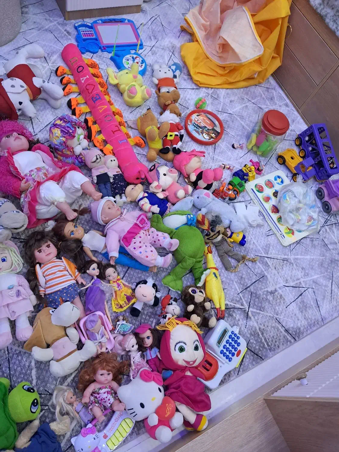 تعدادی عروسک درحدخیلی نوامناسب سیسمونی|اسباببازی بچه|پرند, فاز ۶|دیوار