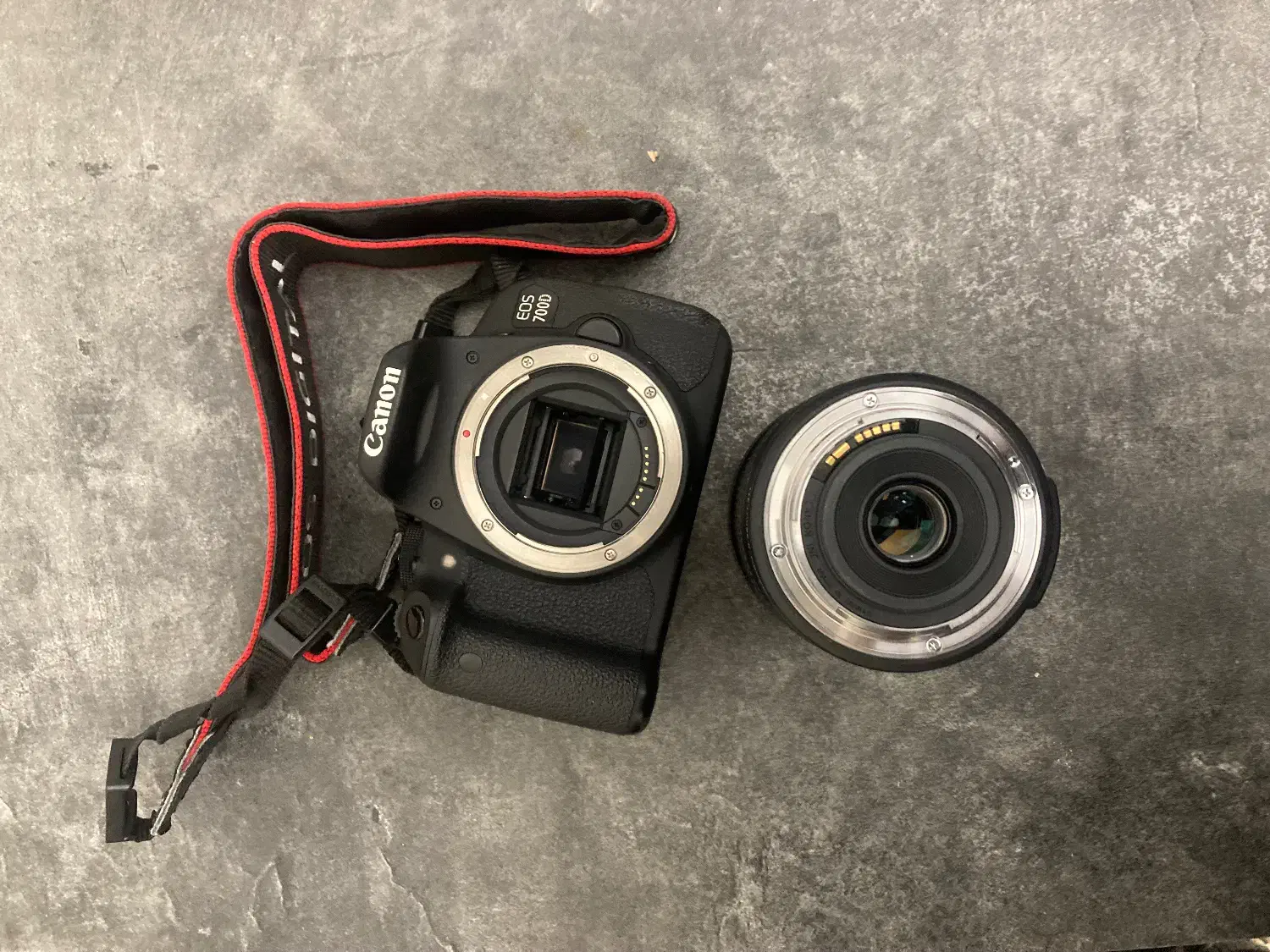 دوربین عکاسی کنون700D لنز 135-18 دو عدد باتری|دوربین عکاسی و فیلم‌برداری|مشهد, کوشش|دیوار