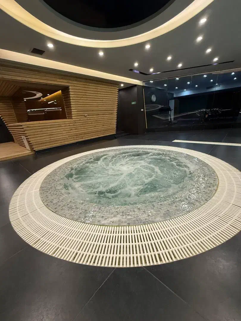 ۸۰ متری / کلید نخورده /مشاعات آبی فعال/برج برند