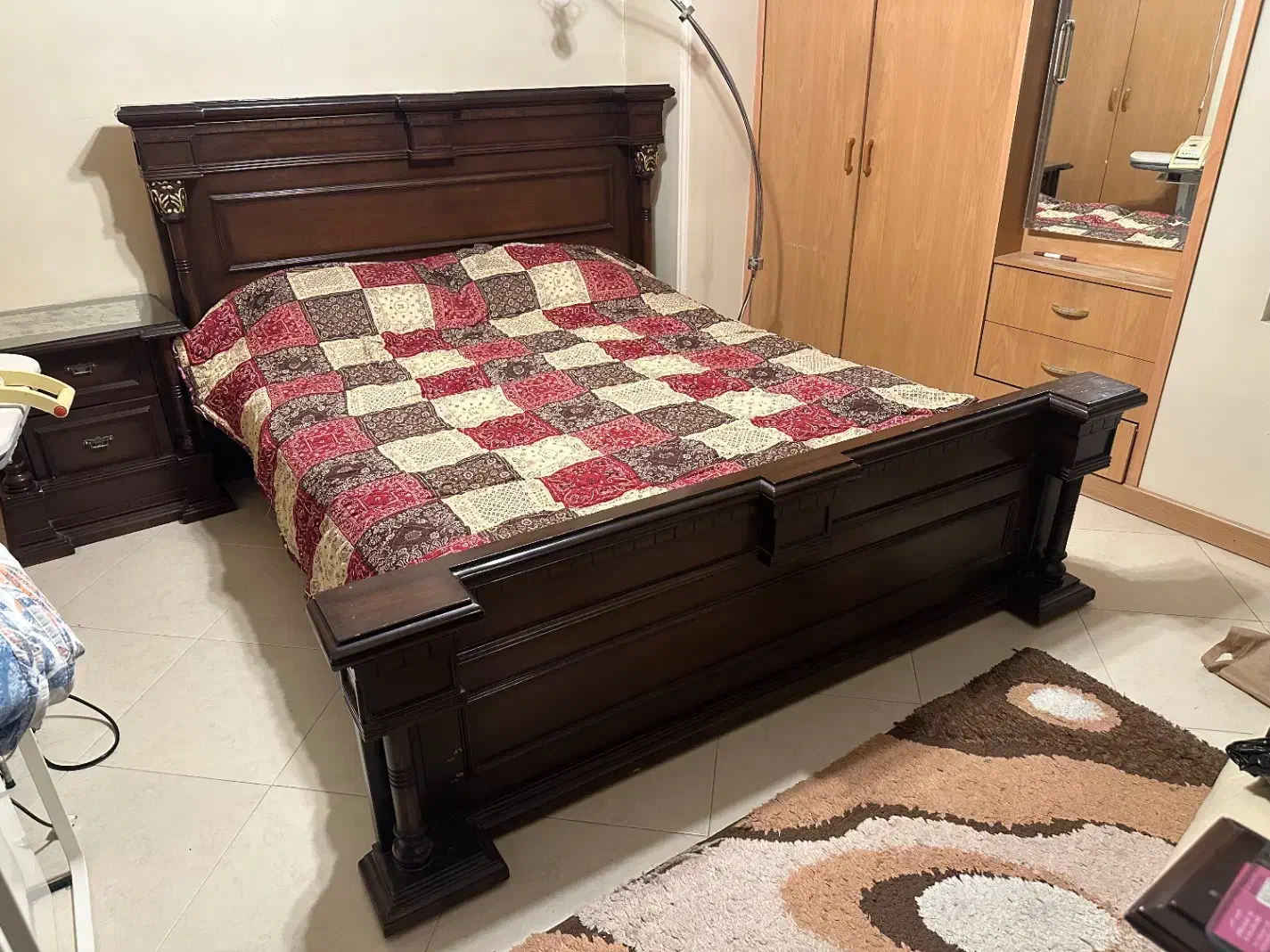 تخت دو نفره و میز آرایش و دو عدد پاتختی وتشک|تخت و سرویس خواب|اصفهان, گلزار|دیوار