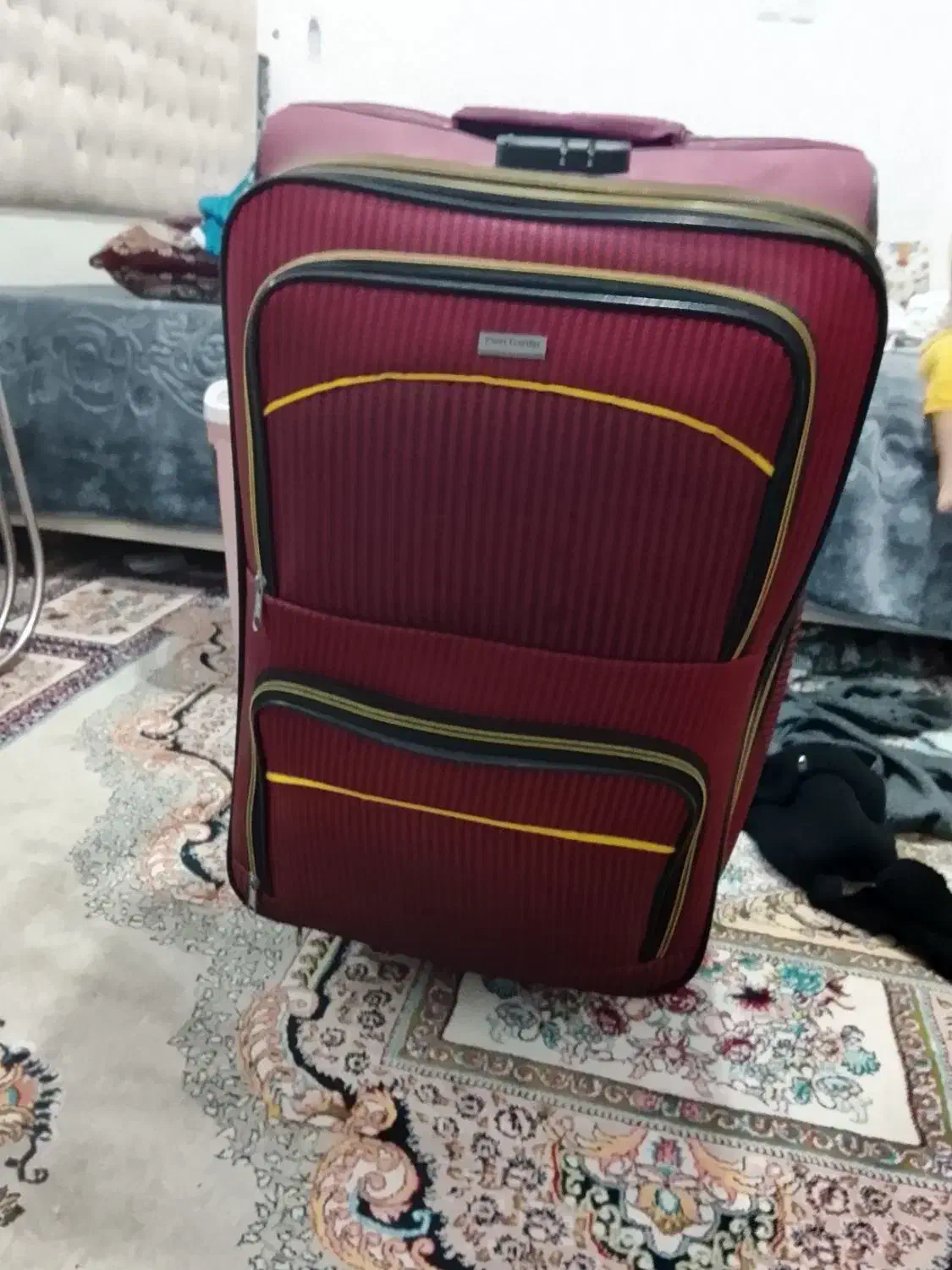 چمدون|کیف، کفش، کمربند|نیشابور, خط کاشمر|دیوار