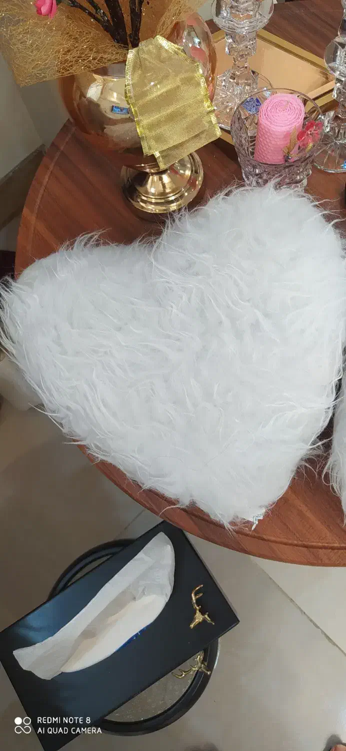 شال مبل و کوسن قلبی خز سفید|صنایع دستی و سایر لوازم تزئینی|رشت, رودبارتان|دیوار