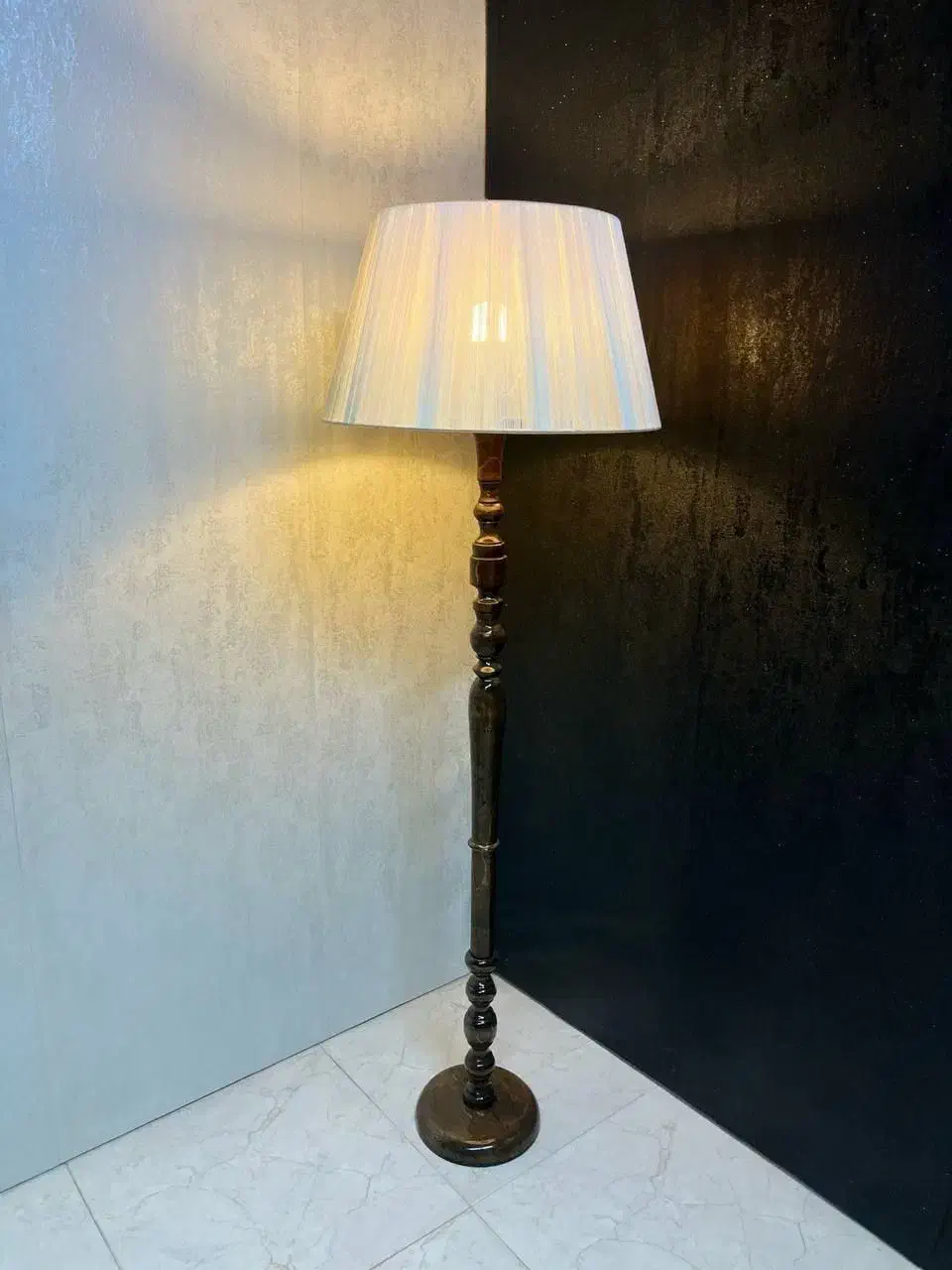 آباژور ایستاده کنار سالنی|چراغ خواب و آباژور|هشتگرد, شهرک ولیعصر (مصلی)|دیوار