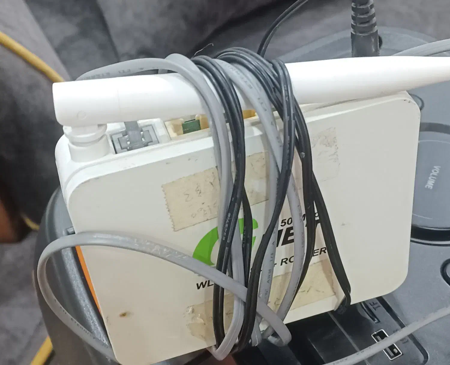 یک دستگاه مودم سالم|مودم و تجهیزات شبکه|اهر, |دیوار