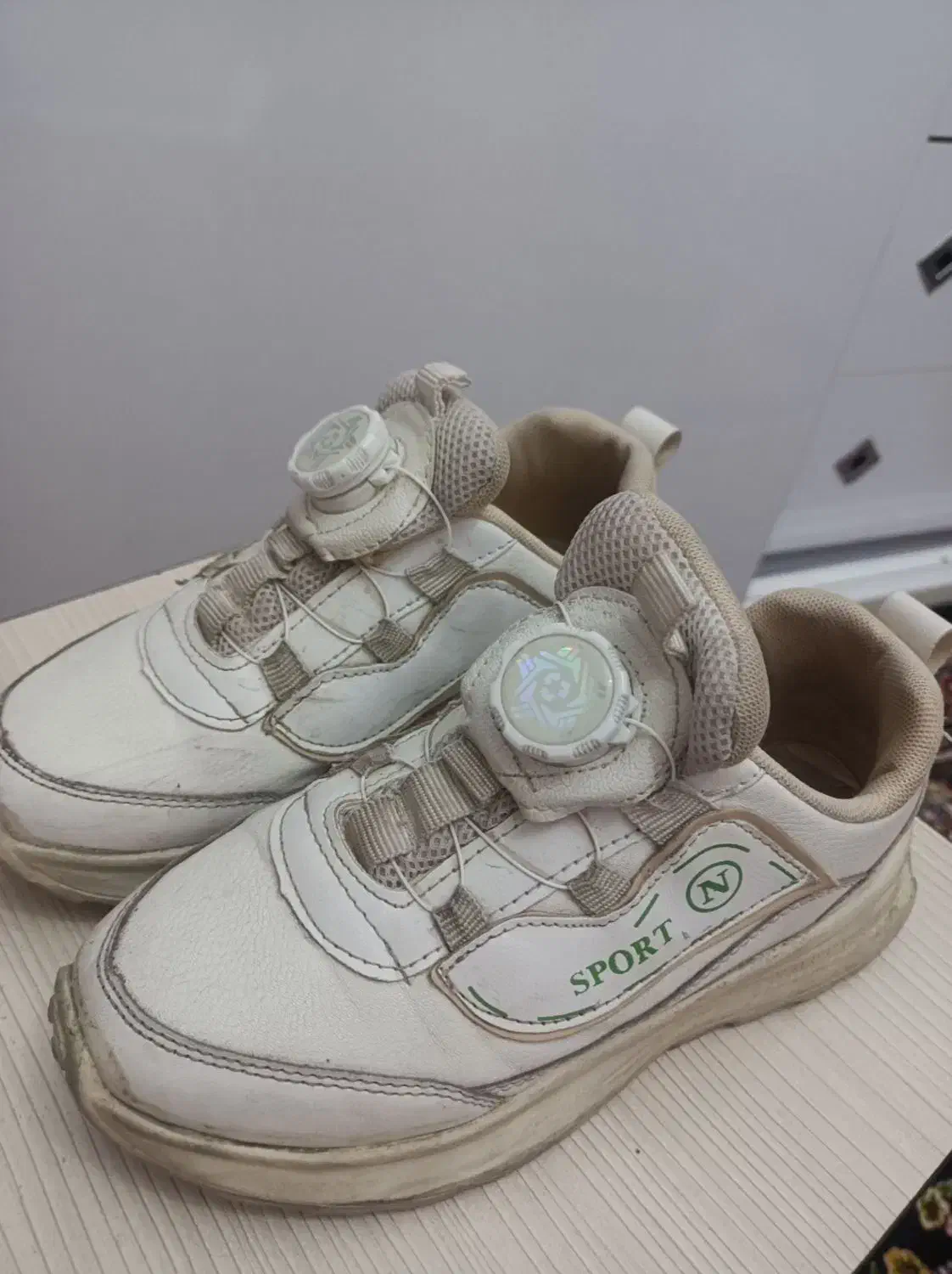 کفش|کیف، کفش، کمربند|میانه, |دیوار