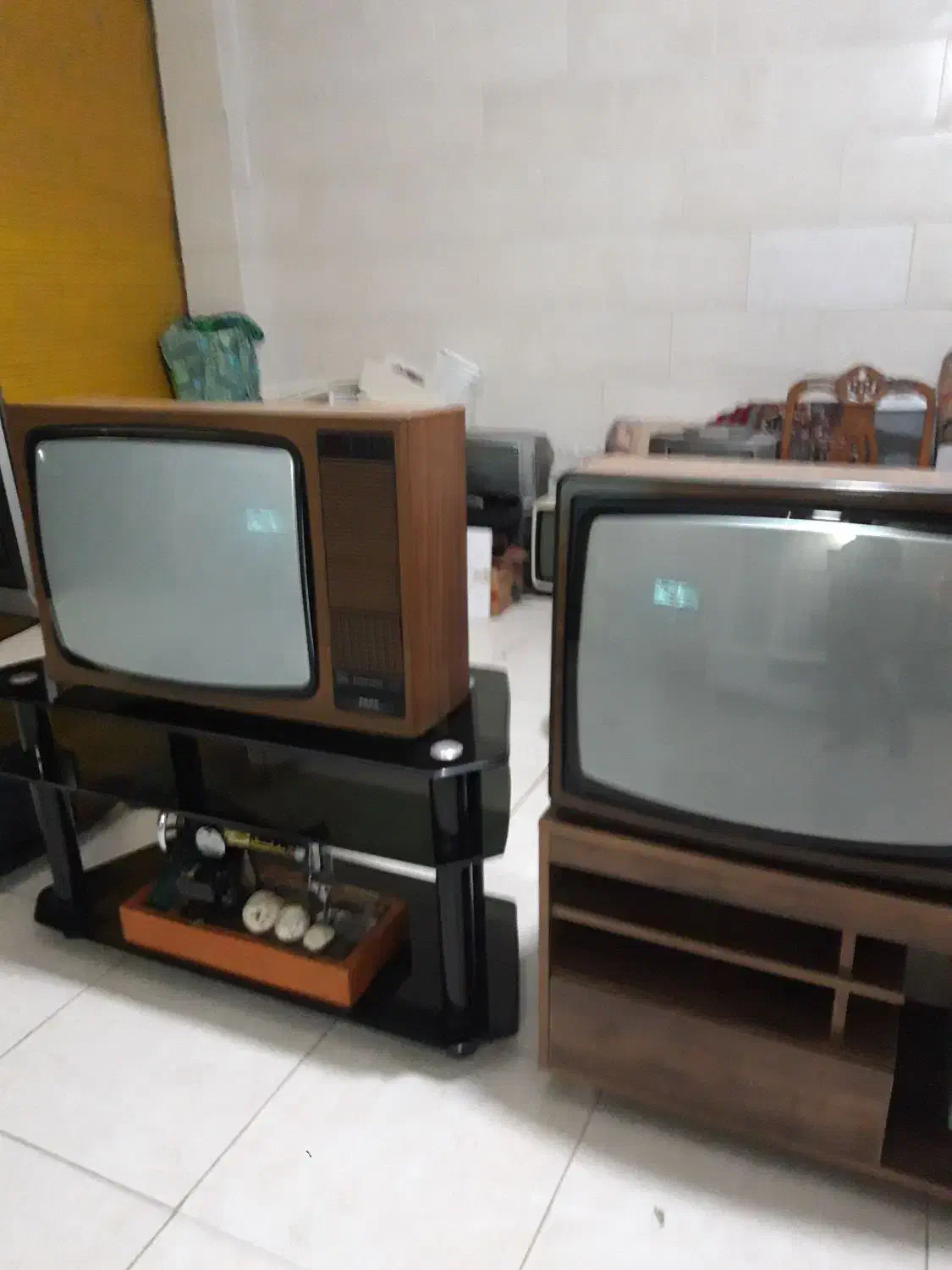 تنوع در تلوزیون قدیمی|تلویزیون و پروژکتور|رشت, استقامت ۱|دیوار