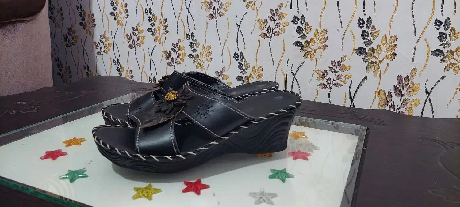 صندل|کیف، کفش، کمربند|تاکستان, |دیوار