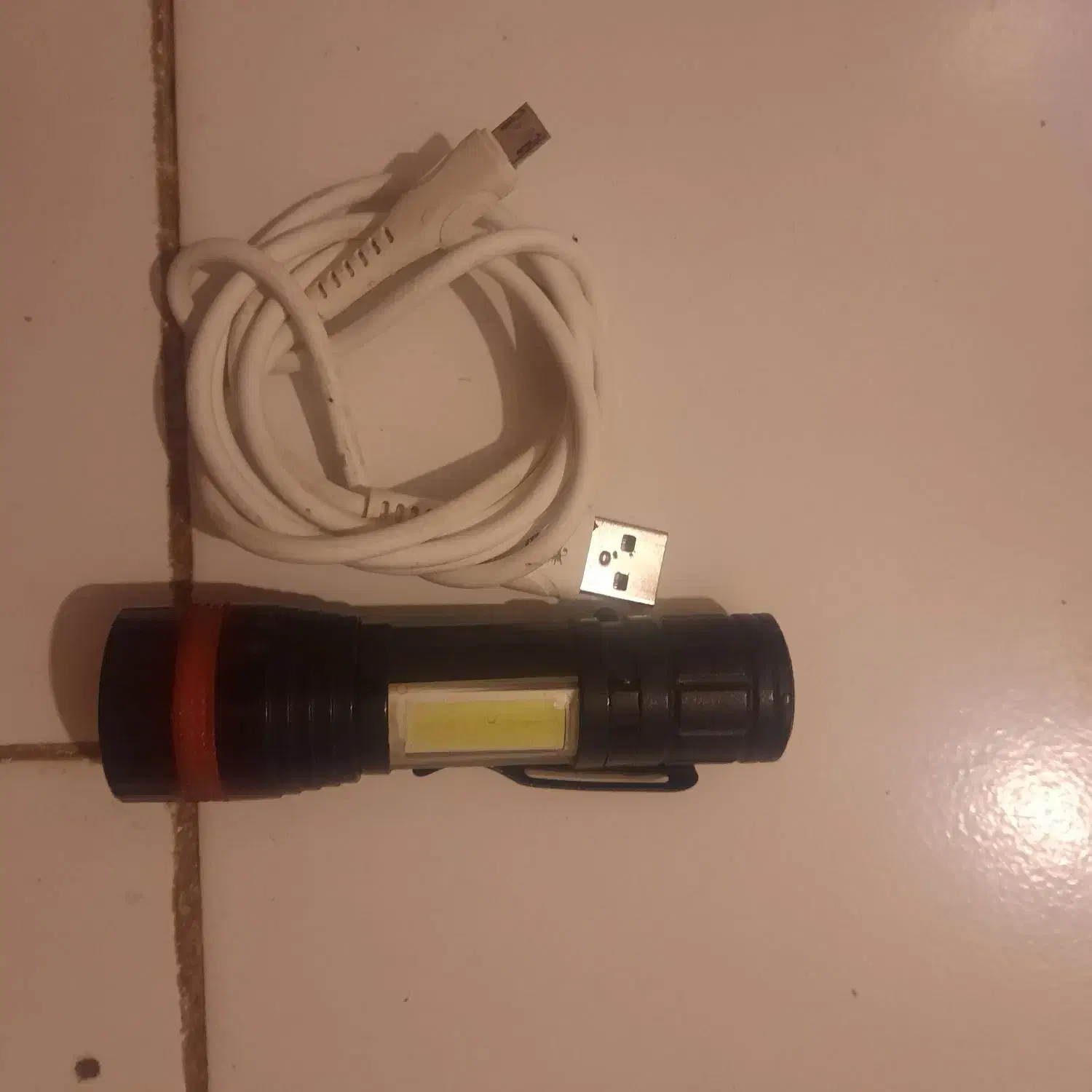 یک عدد چراغ قوه پر نور با شارژر|لامپ و چراغ|زارچ, |دیوار