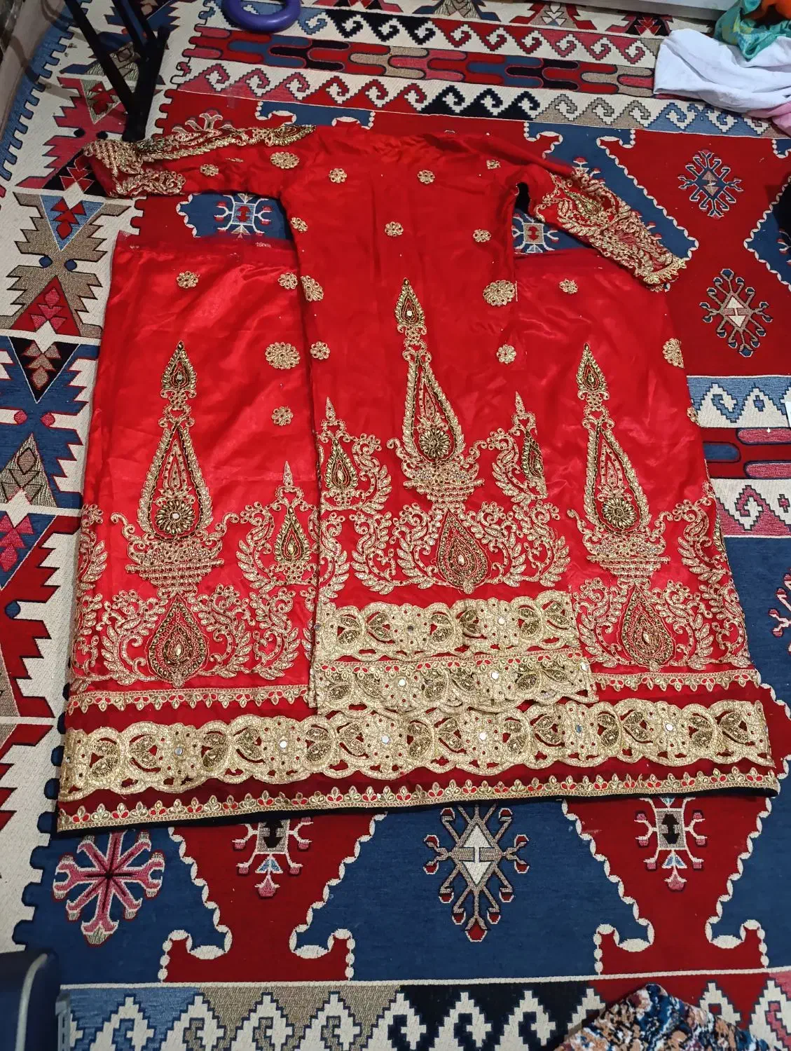 لباس محلی رنگ قرمز|لباس|شیراز, قلعه نو|دیوار