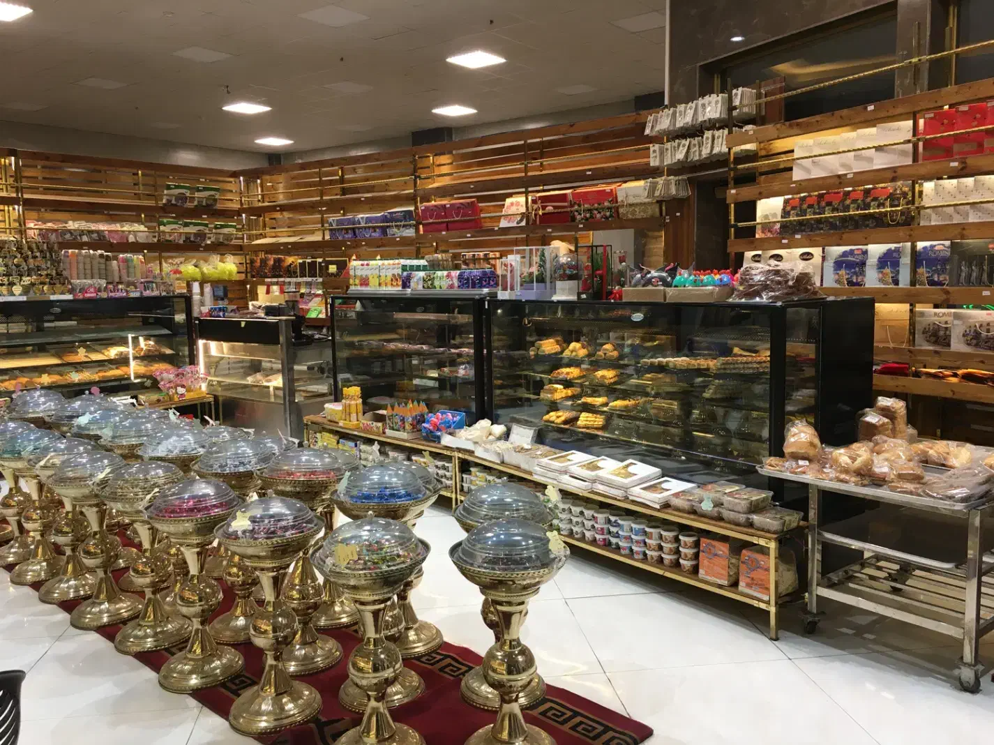 فروشنده و صندوقدار قنادی|استخدام خدمات فروشگاه و رستوران|پردیس, فاز ۴|دیوار