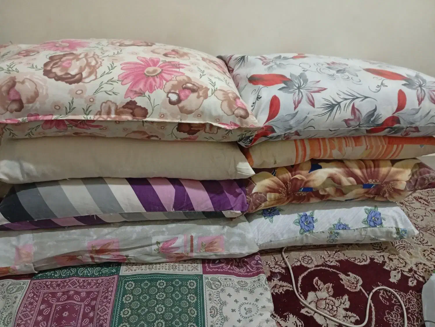 بالش پر|رختخواب، بالش، پتو|باغستان, |دیوار