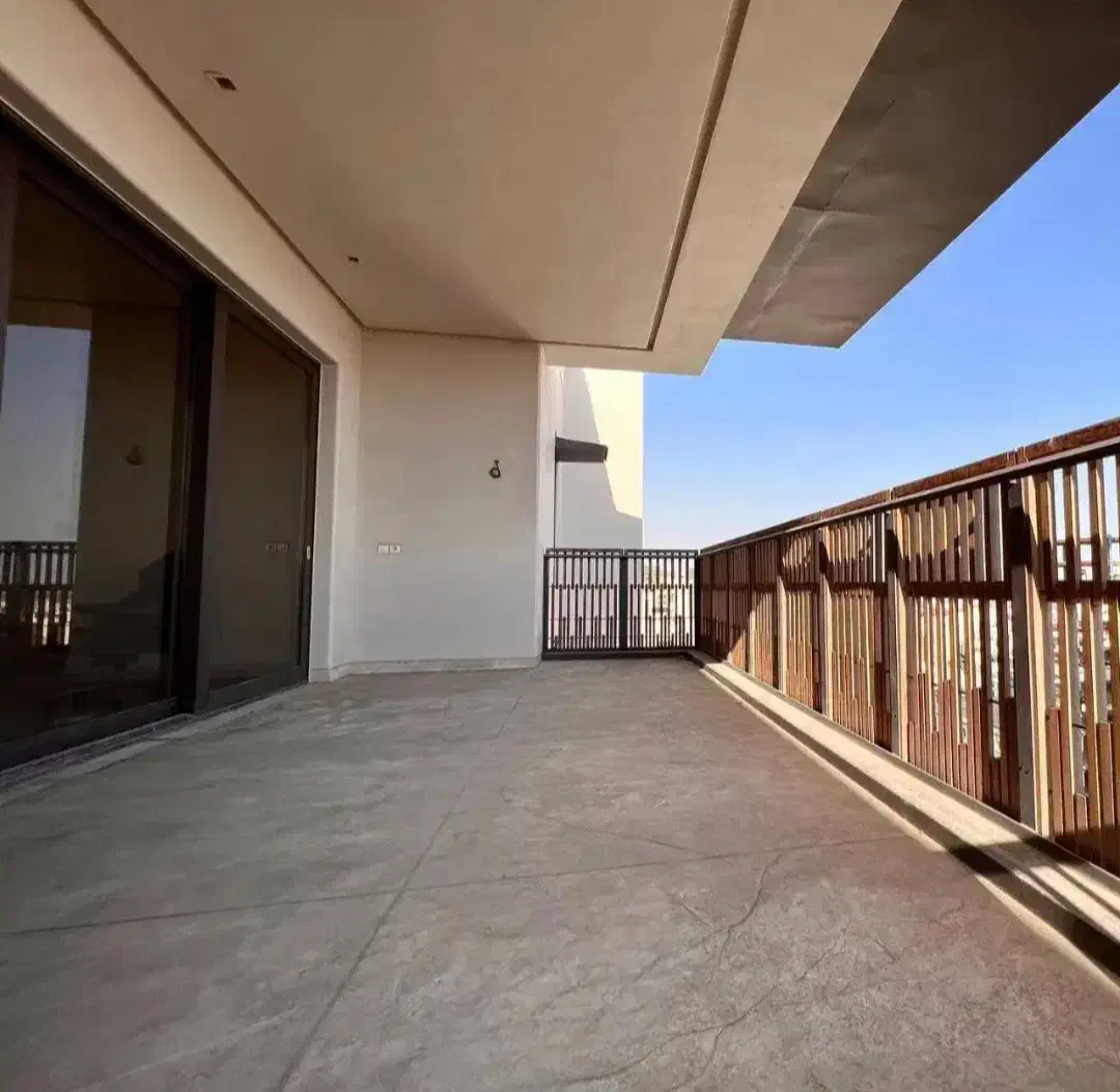 ۱۱۴مترزیبایی*پنجره های قدی آفتابگیر*فول دیزاین شده