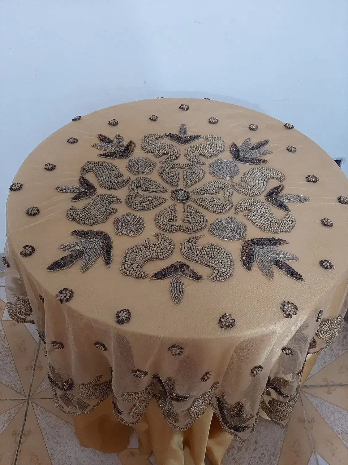 میز خاطره به همراه روکش ساتن و روکش سنگ دوزی شده|مبلمان خانگی و میز عسلی|همدان, |دیوار