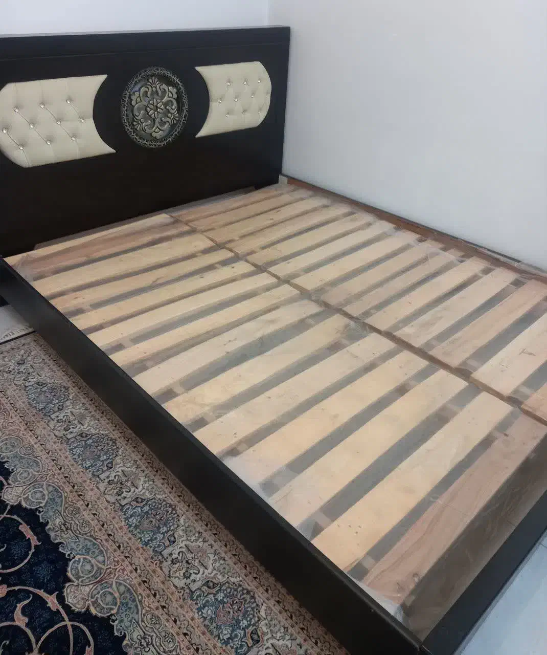 تخت دو نفره با کفی همراه یک جفت پاتختی|تخت و سرویس خواب|قم, انسجام|دیوار