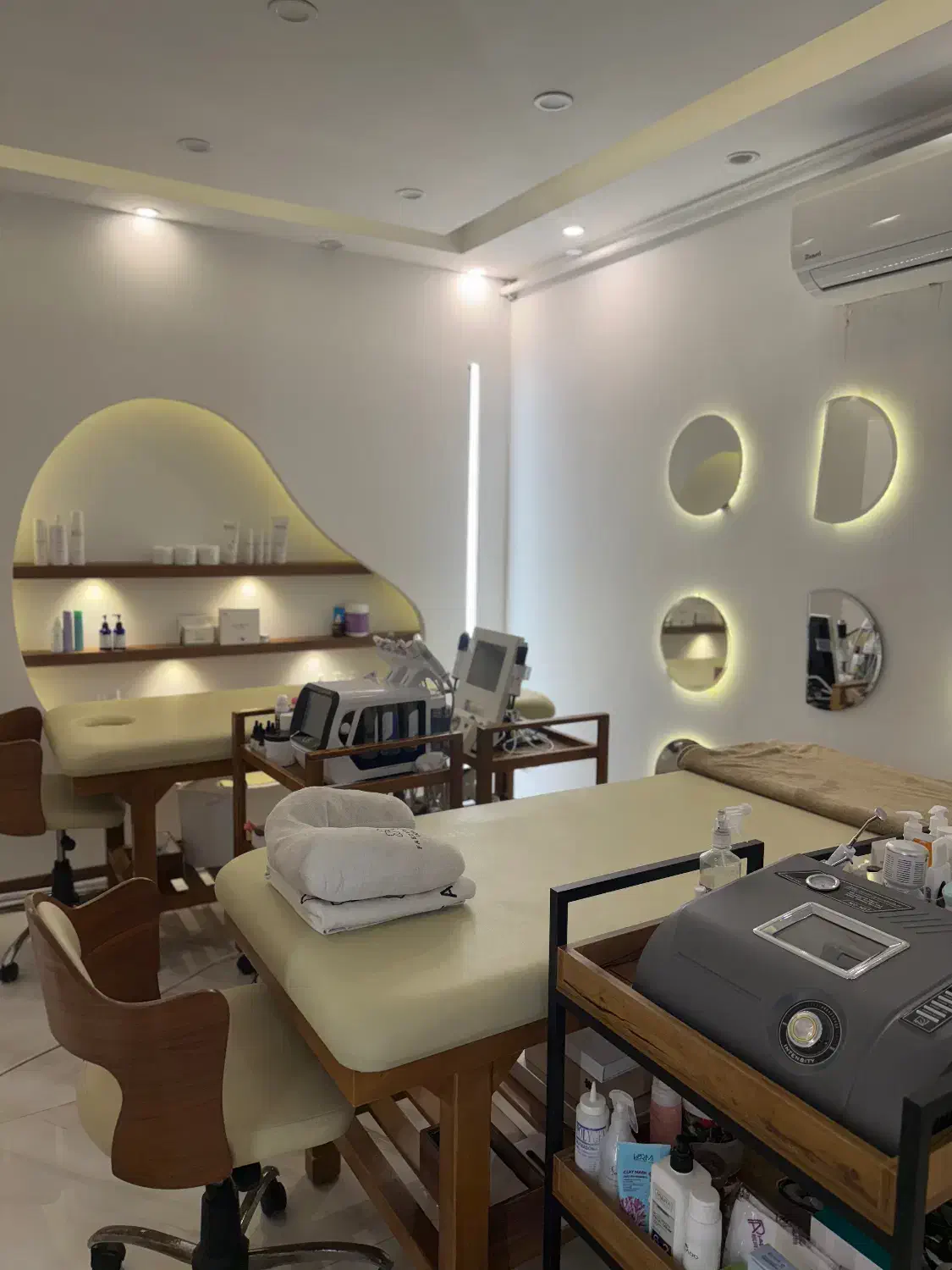 اجاره فضای کار تخت ترالی فقط در فضای کلینیک زیبایی|خدمات آرایشگری و زیبایی|ساری, |دیوار