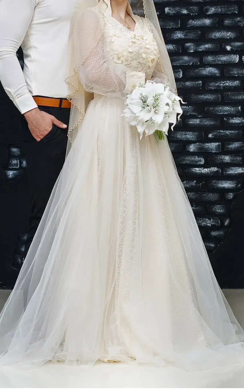 پیراهن مجلسی|لباس|رباط‌کریم, رباط‌کریم|دیوار