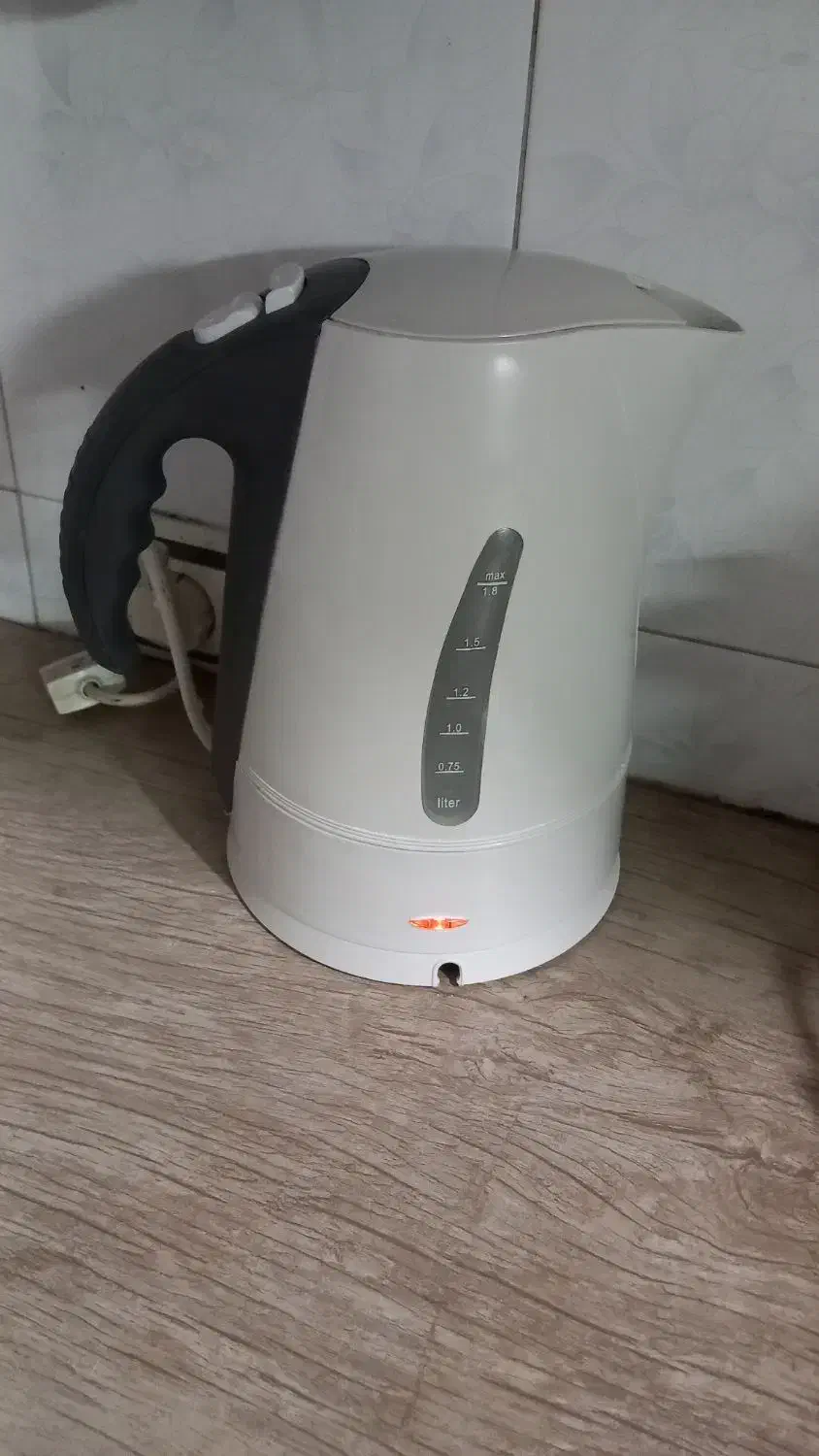 کتری برقی براون  قدیمی کاملا نو با جعبه|سماور، چای‌ساز، قهوه‌ساز|لاهیجان, انقلاب|دیوار