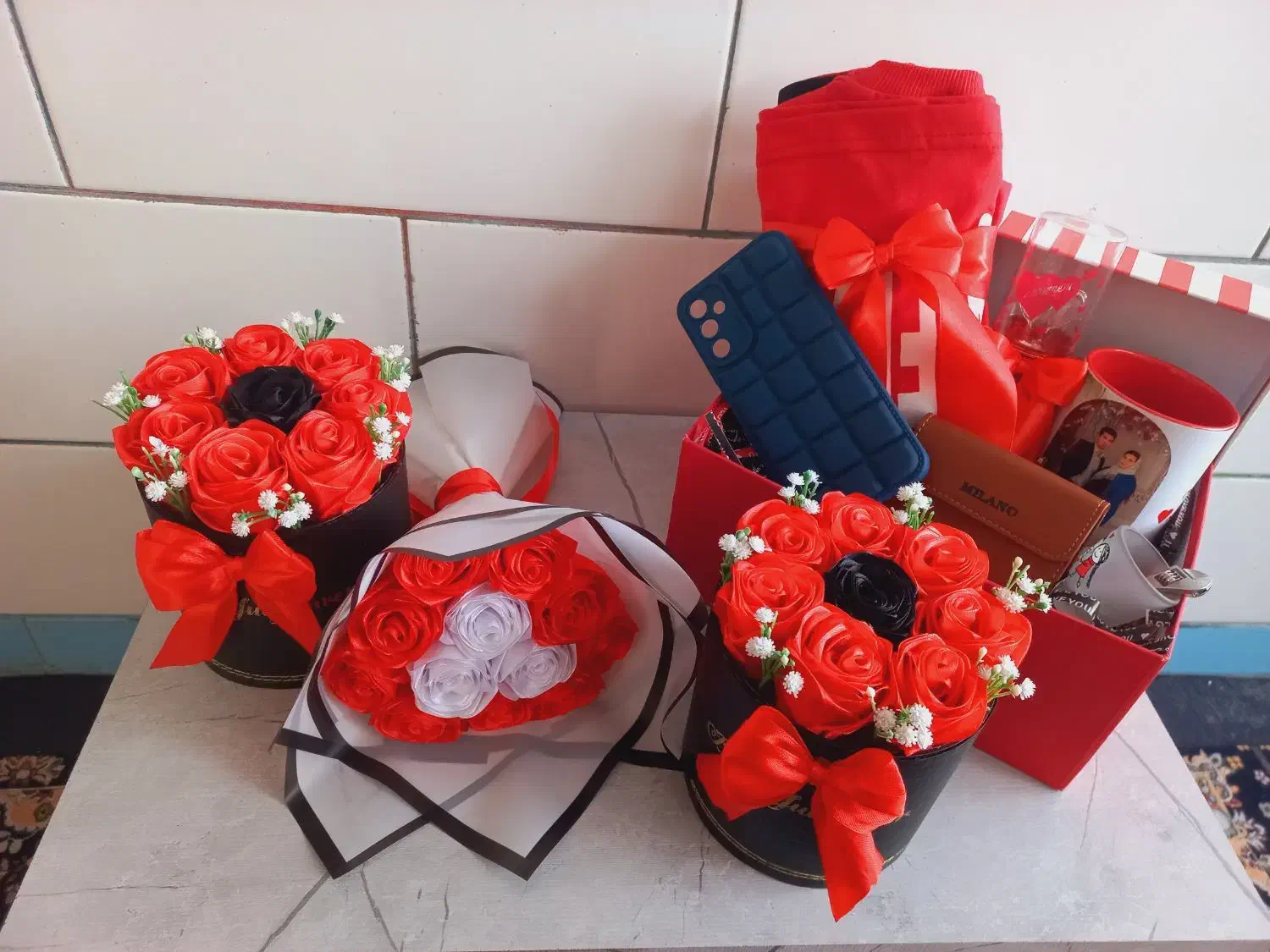 دسته گل و باکس ربانی|گل مصنوعی|کرمان, |دیوار