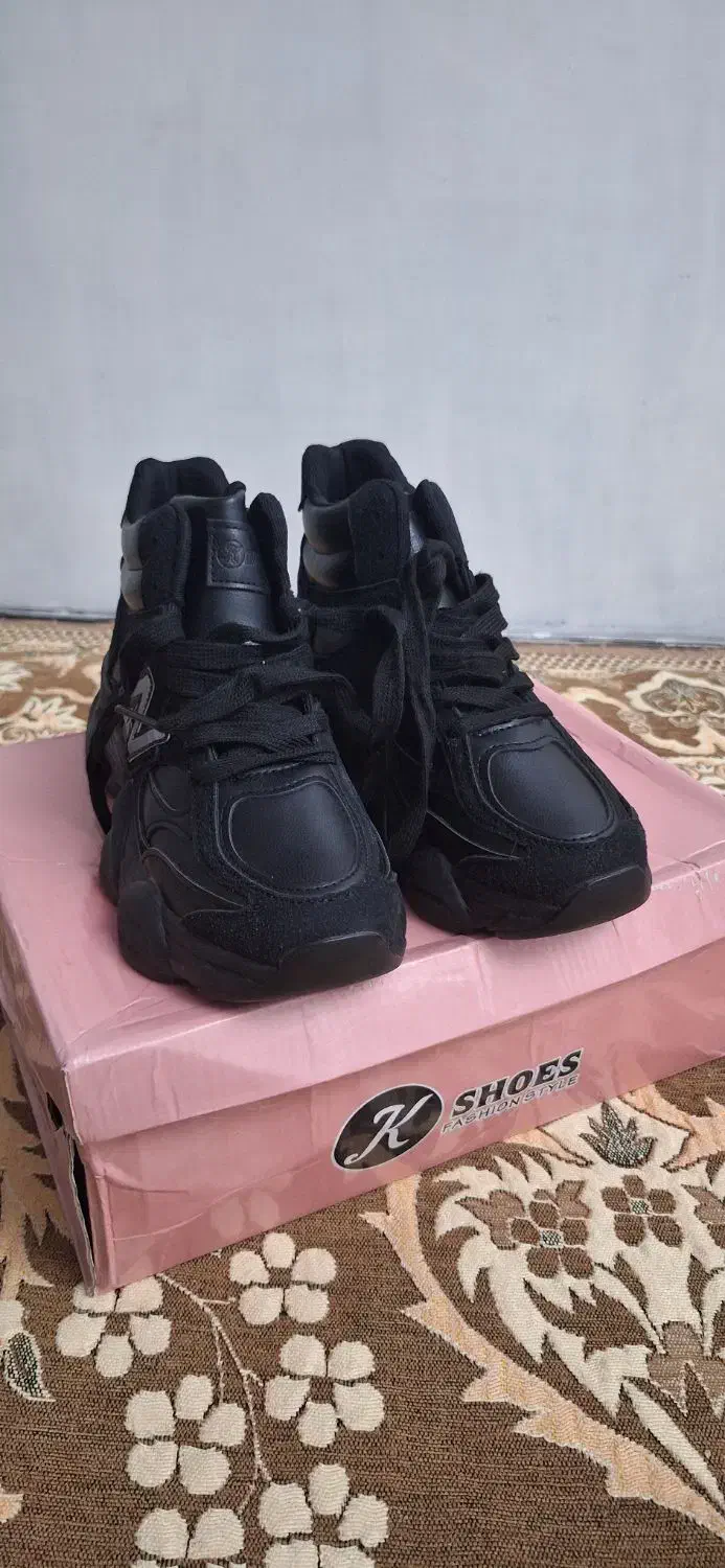 کتونی اسپرت سایز 37-38|کیف، کفش، کمربند|پرند, فاز ۵|دیوار