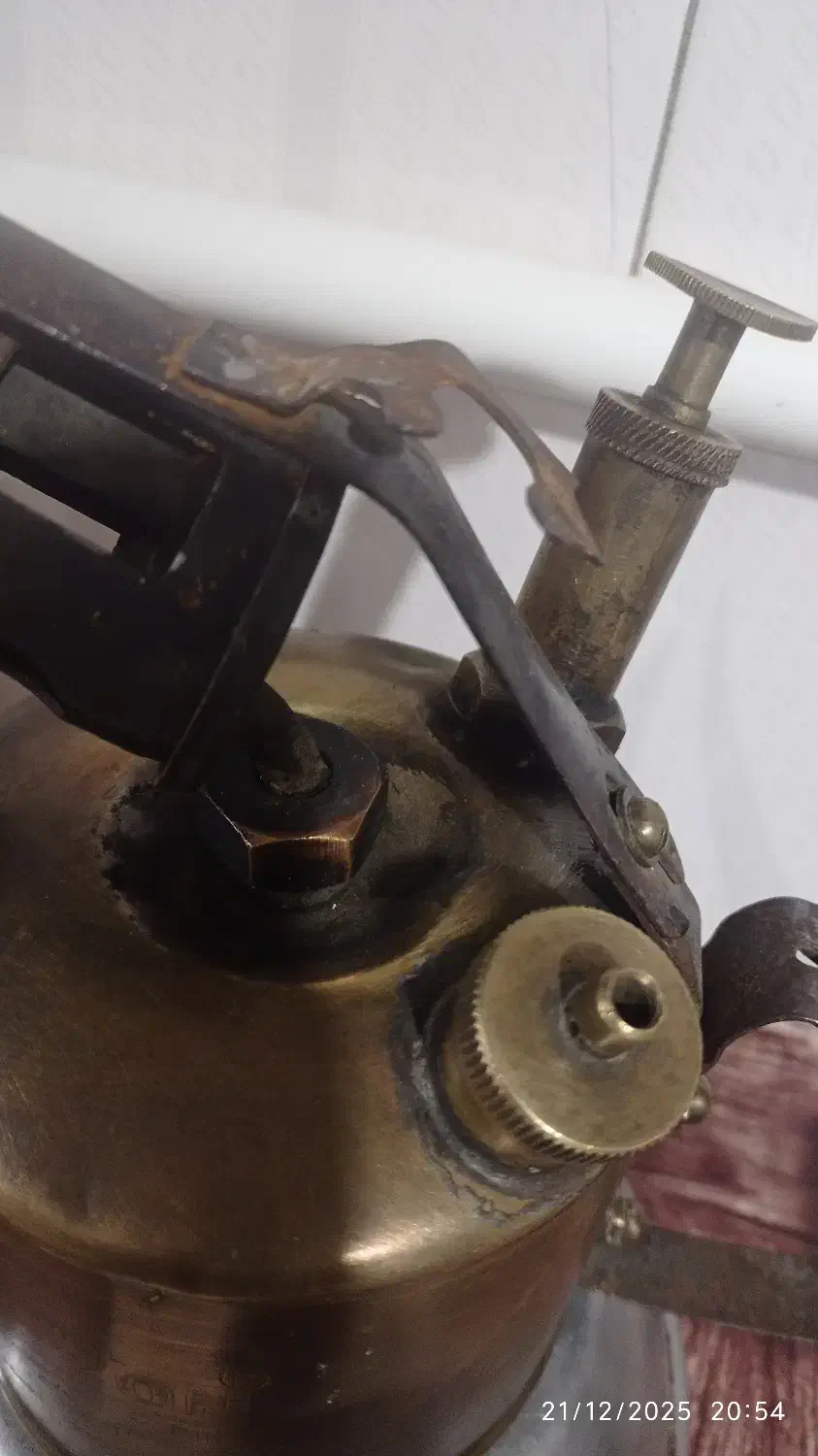 چراغ نفتی قدیمی.|کلکسیون اشیاء عتیقه|شیراز, کوشک میدان|دیوار