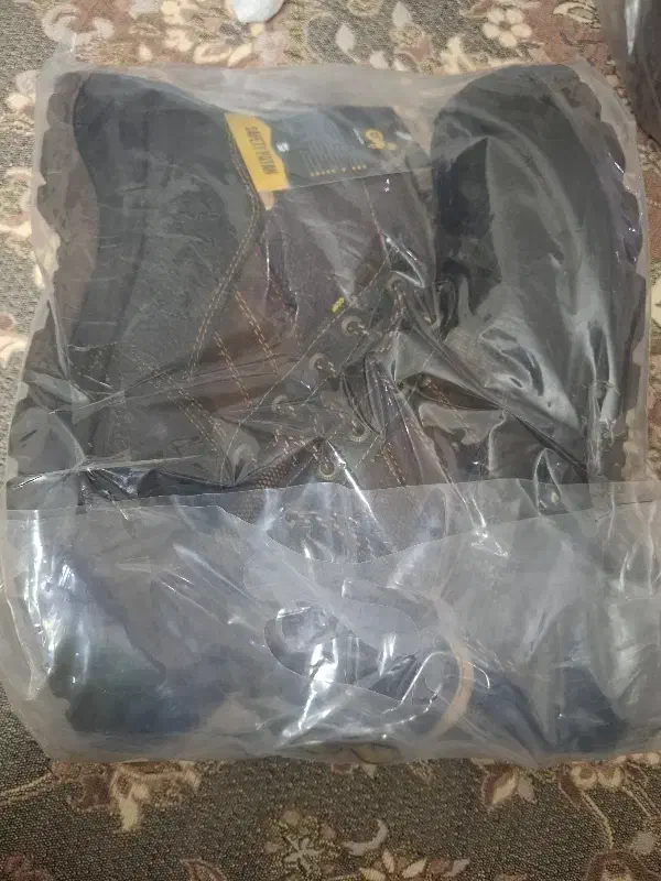 کفش کار ایمنی پنجه آهنی سایز۴۲ و لباس کار|کیف، کفش، کمربند|اصفهان, باغ فدک|دیوار