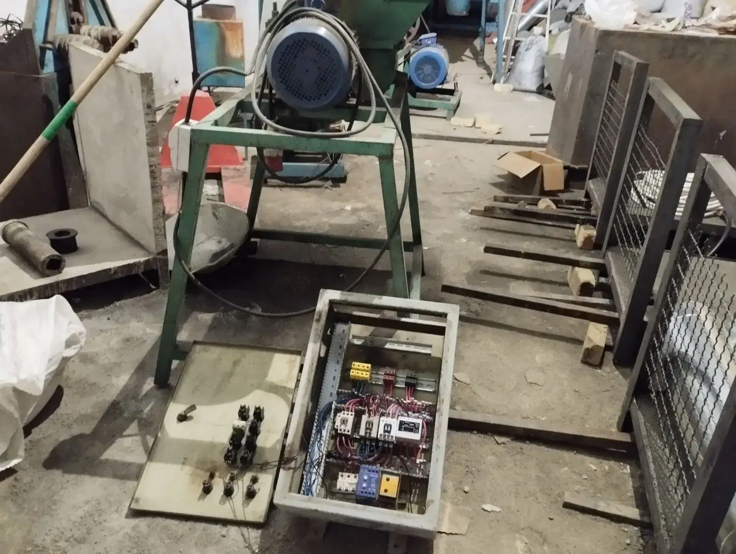 کارگاه ذغال فشرده|ماشین‌آلات صنعتی|آشخانه, |دیوار