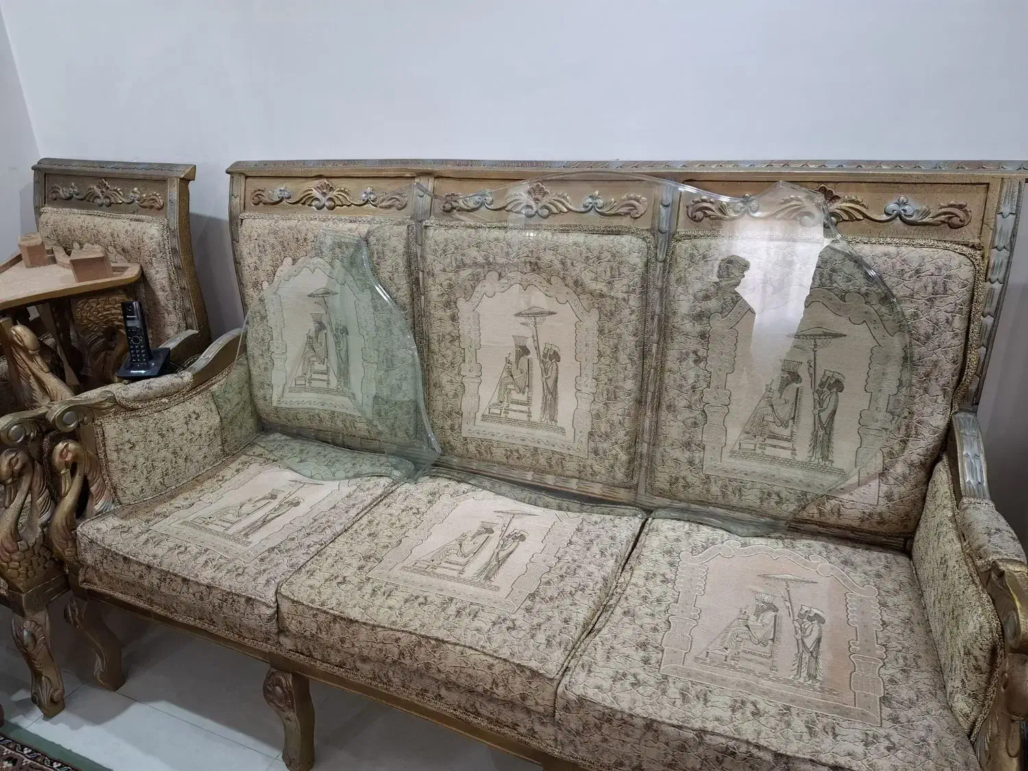 مبل طرح هخامنشی 9 نفره با 2 عسلی کوچک و یک بزرگ|مبلمان خانگی و میز عسلی|تهران, ابوذر|دیوار