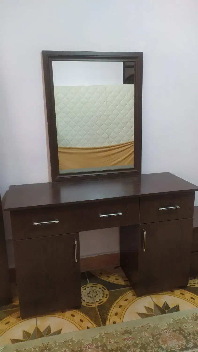 میز ارایشی با آینه و دوعدد پاتختی|تخت و سرویس خواب|سنندج, |دیوار