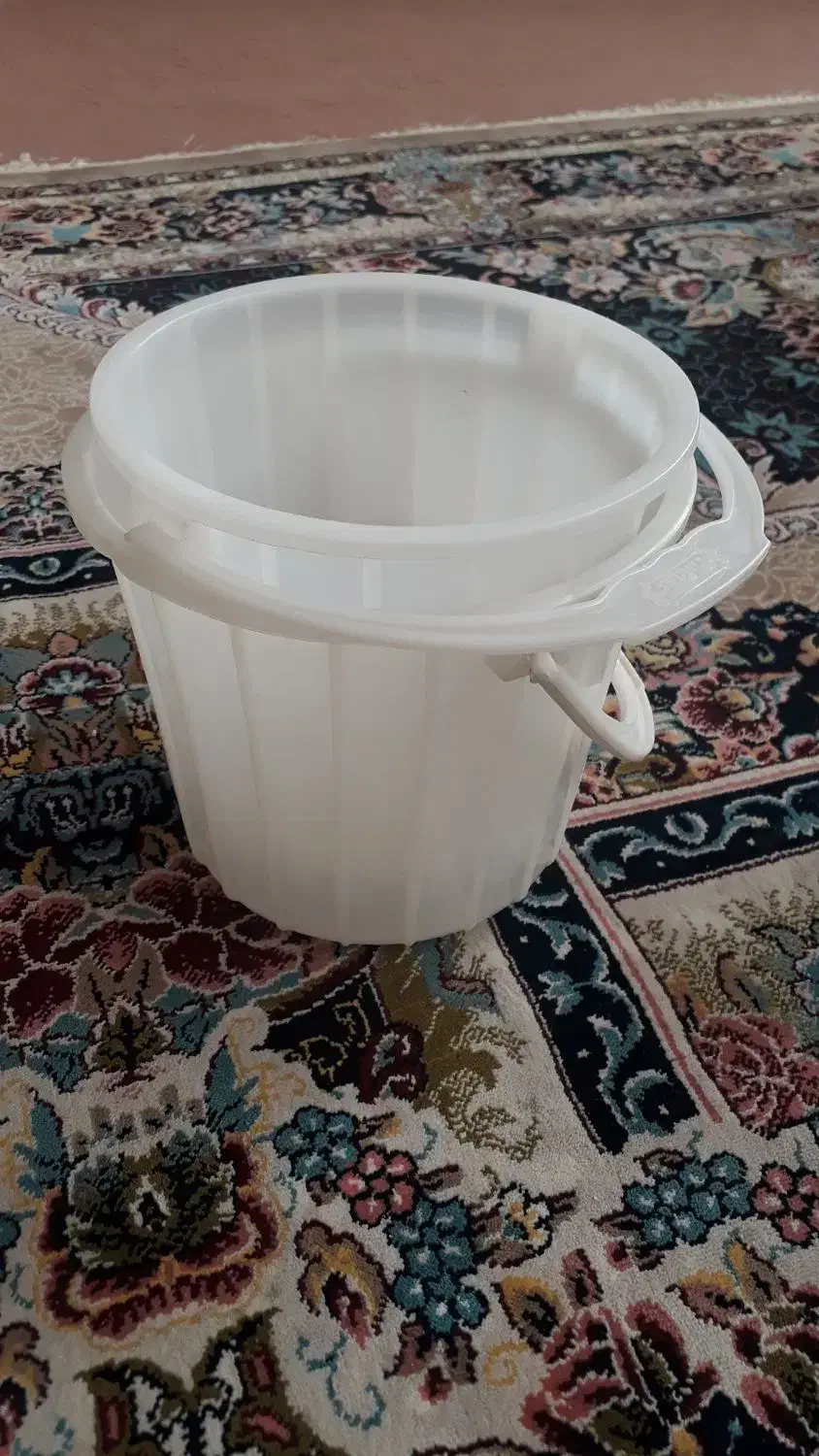 تعدادی دبه ماست وسطل ماست|ظروف نگهدارنده، پلاستیکی، یک‌بارمصرف|تبریز, |دیوار