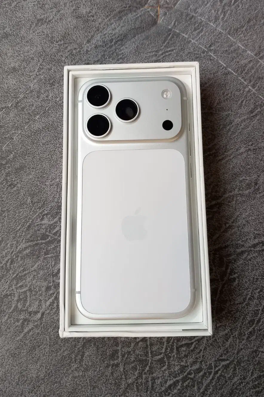 17pro 256gig zaa|موبایل|شاهین‌شهر, خانه کارگر|دیوار