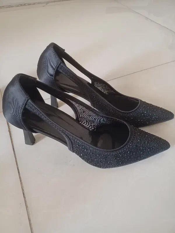 کفش مجلسی|کیف، کفش، کمربند|ری, شهید غیوری (ابن باویه)|دیوار