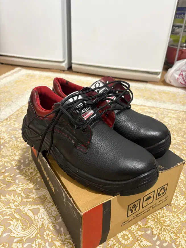 کفش کار|کیف، کفش، کمربند|سمنان, |دیوار