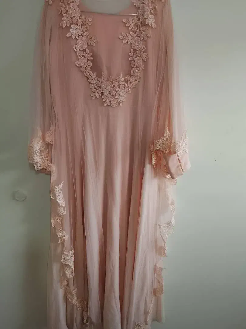 لباس نامزدی و مجلسی|لباس|ری, شهید غیوری (ابن باویه)|دیوار