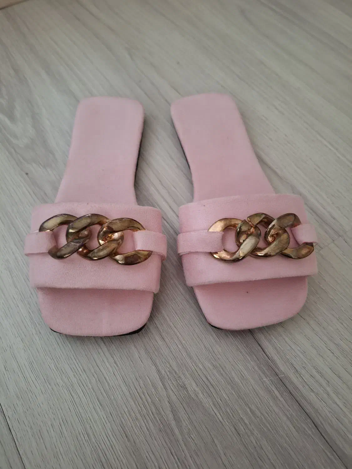 دمپایی|کیف، کفش، کمربند|خوی, |دیوار