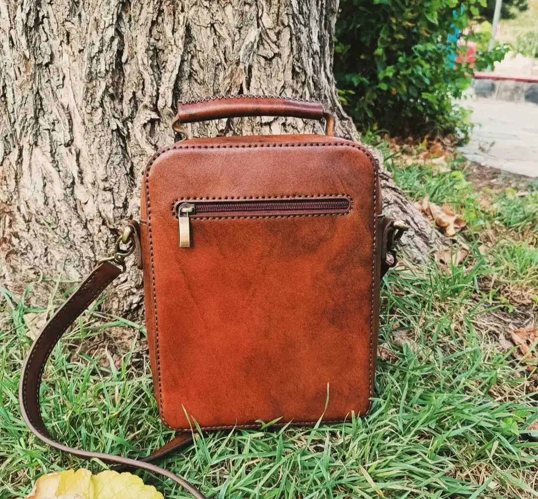 محصولات چرم|کیف، کفش، کمربند|میانه, |دیوار