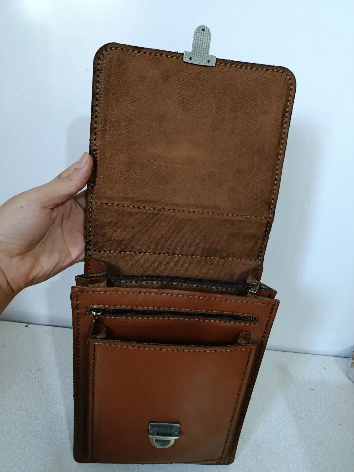 کیف اداری دوشی|کیف، کفش، کمربند|اصفهان, نقش جهان|دیوار