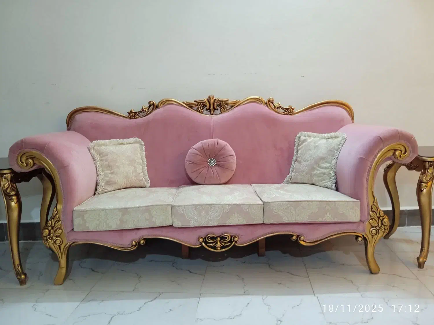 مبل سلطنتی ۹نفره همراه میز|مبلمان خانگی و میز عسلی|تربت‌حیدریه, طالقانی|دیوار