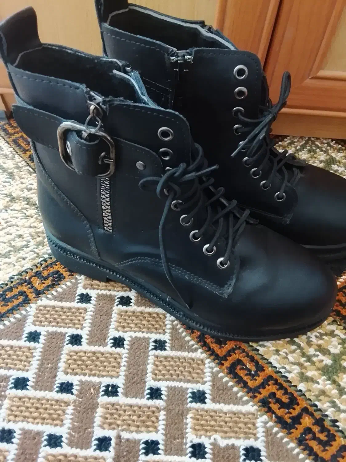 نیم بوت|کیف، کفش، کمربند|دورود, |دیوار