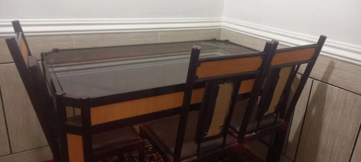 میز غذا خوری کاملا تمیز|میز و صندلی غذاخوری|رامشیر, |دیوار