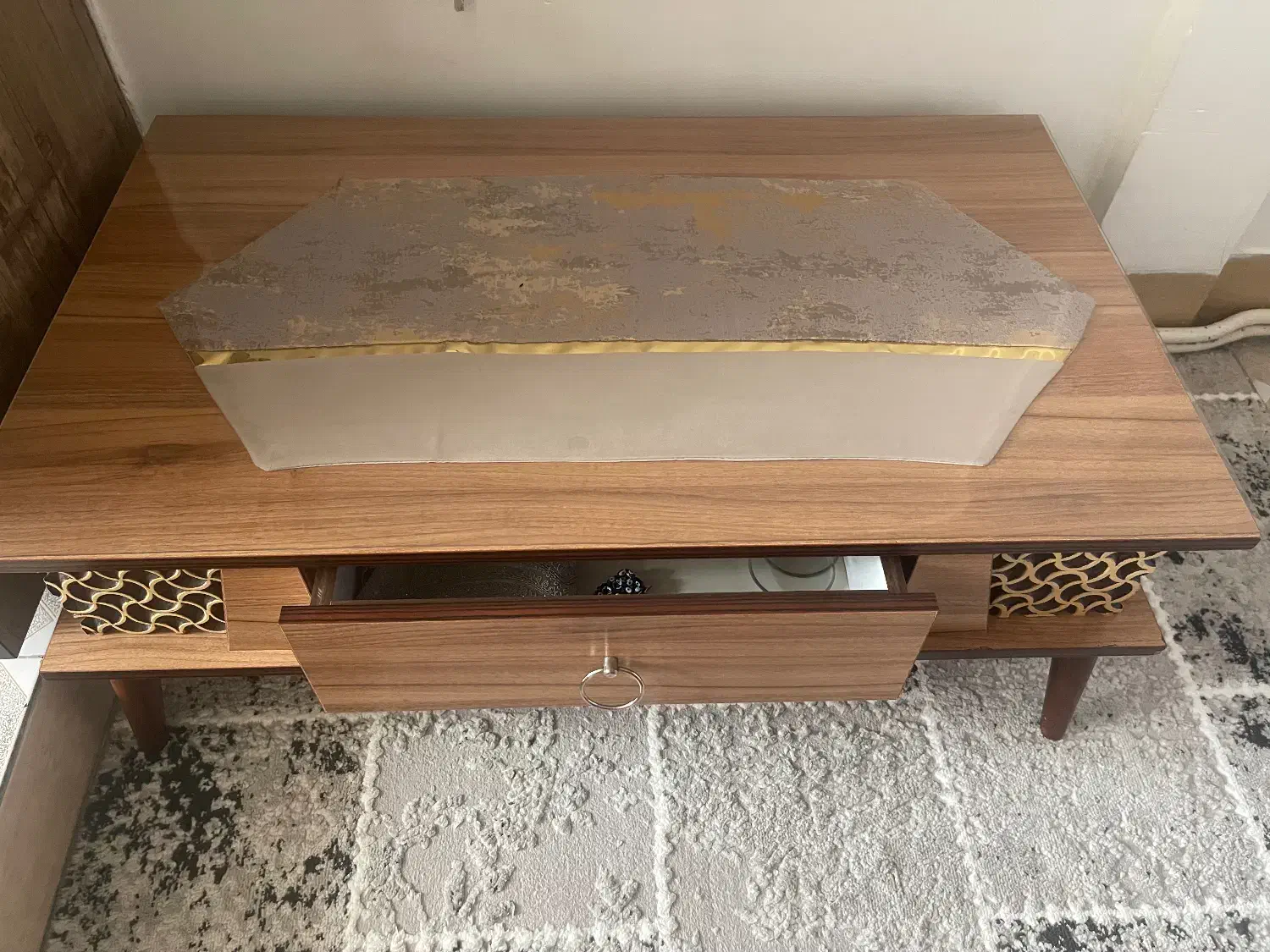 جلومبلی و عسلی|مبلمان خانگی و میز عسلی|هشتگرد, هشتگرد قدیم|دیوار