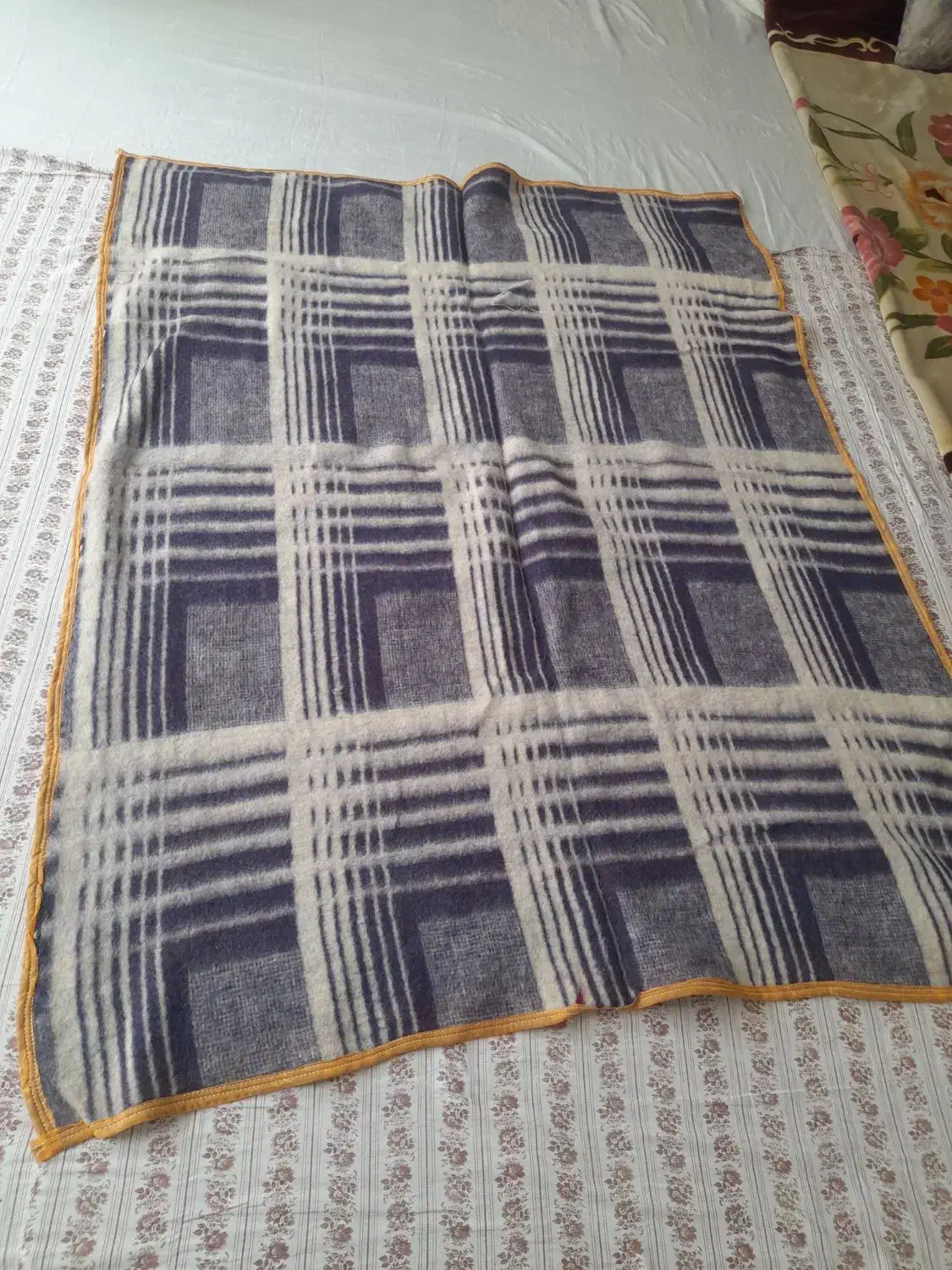 پتوکناره|رختخواب، بالش، پتو|خمینی‌شهر, |دیوار