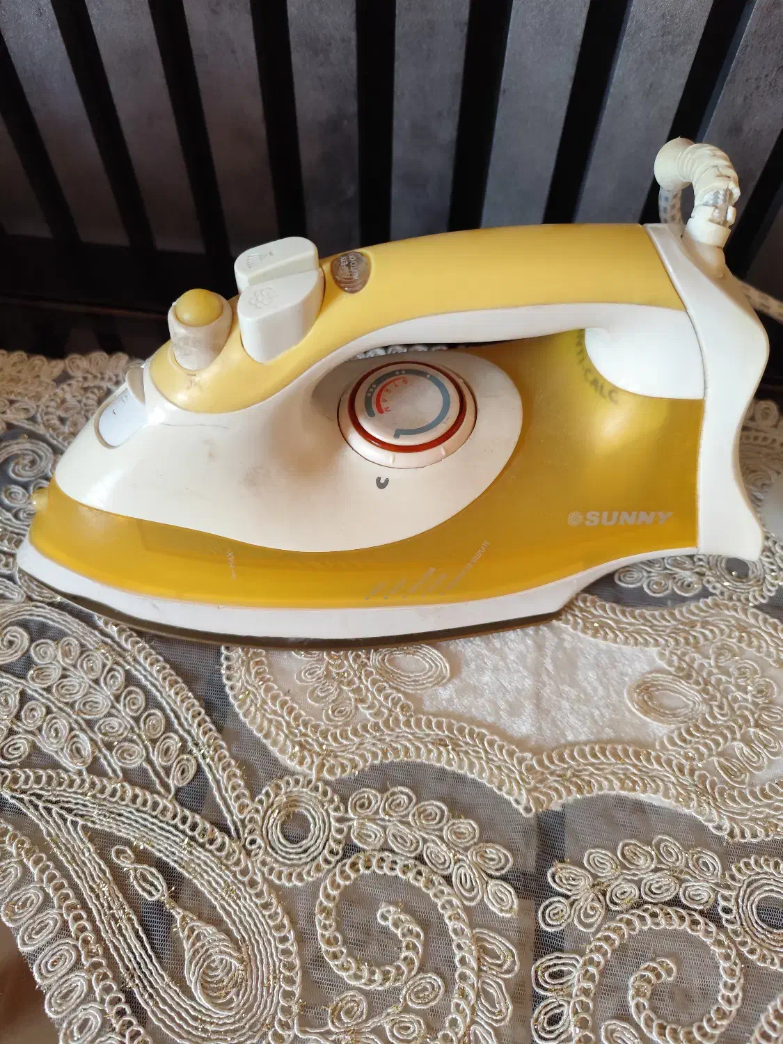 اتو بخار به همراه میز اتو|اتو و لوازم اتو|آستانه اشرفیه, |دیوار