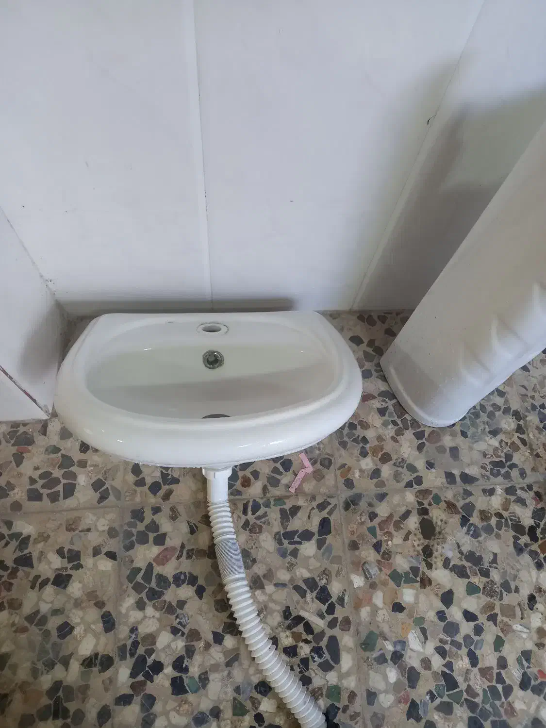 روشویی درحدنو به همراه آینه|لوازم سرویس بهداشتی|رشت, پل تالشان|دیوار