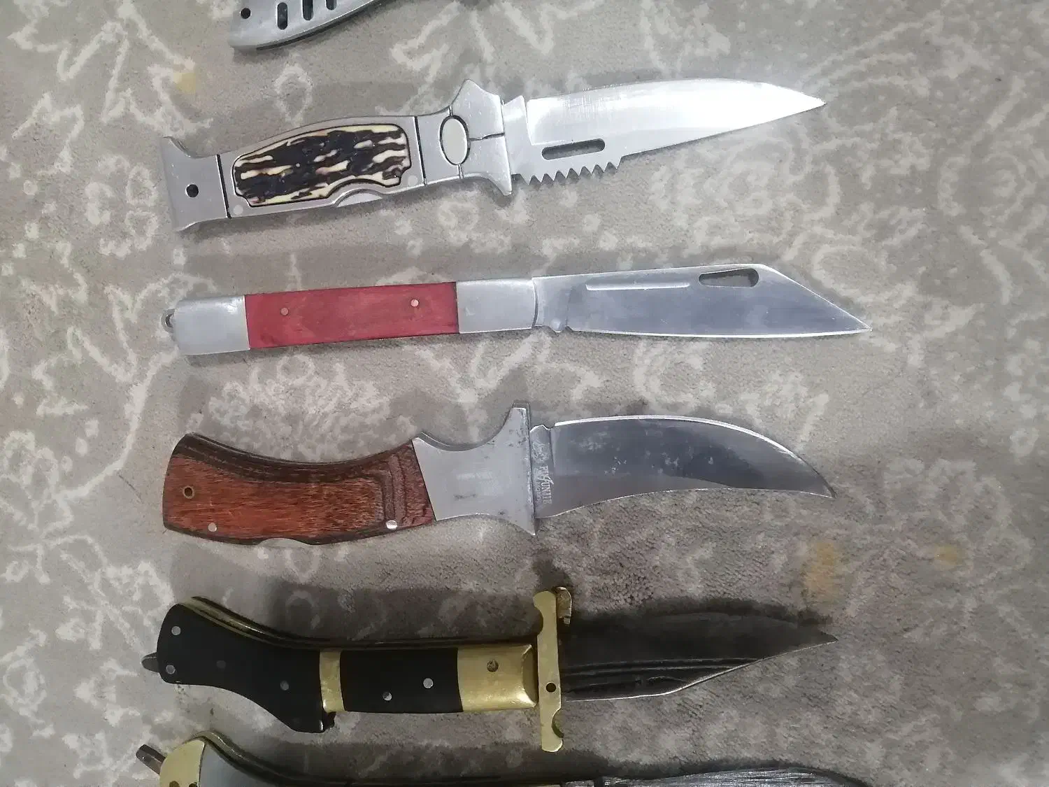 چاقو کلکسیونی|کلکسیون اشیاء عتیقه|صدرا-فارس, فاز ۲|دیوار