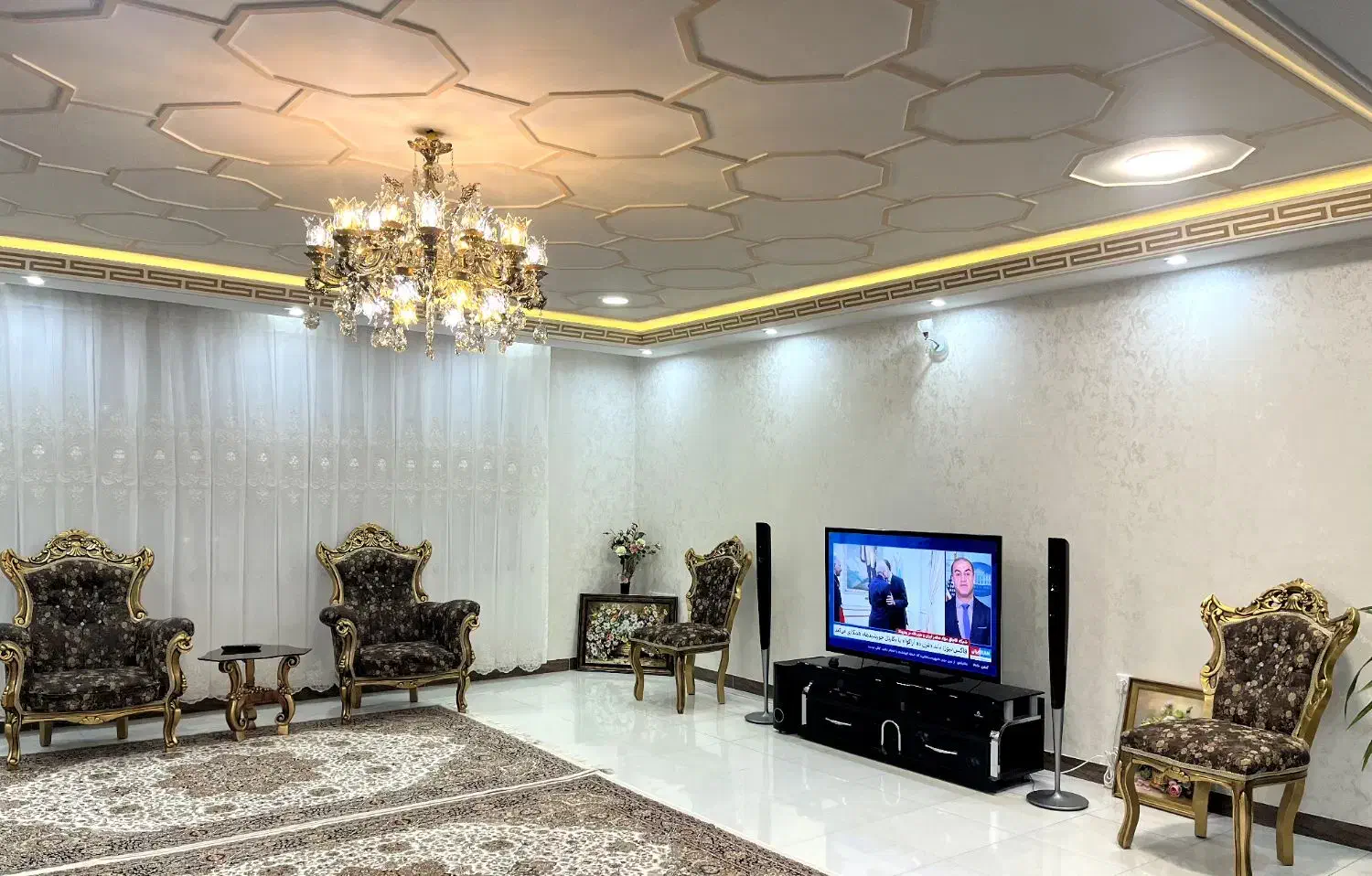 فروش مبل سلطنتی کارکرده ۹ نفره با جلو مبلی و عسلی|مبلمان خانگی و میز عسلی|مریوان, |دیوار