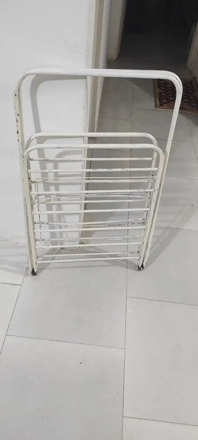 بند رخت آویز ایستاده تاشو سالم وتمیز و بزرگ|بندرخت و رختآویز|پرند, فاز ۴|دیوار