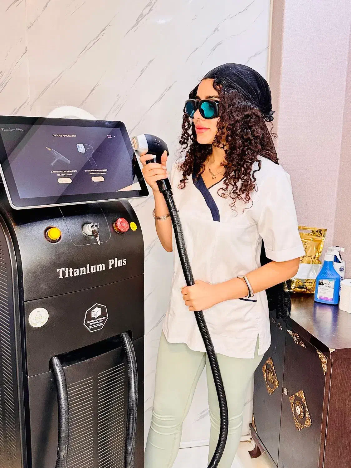 لیزر مو زاید تیتانیوم پلاس 2025|خدمات آرایشگری و زیبایی|شیراز, قدوسی غربی|دیوار