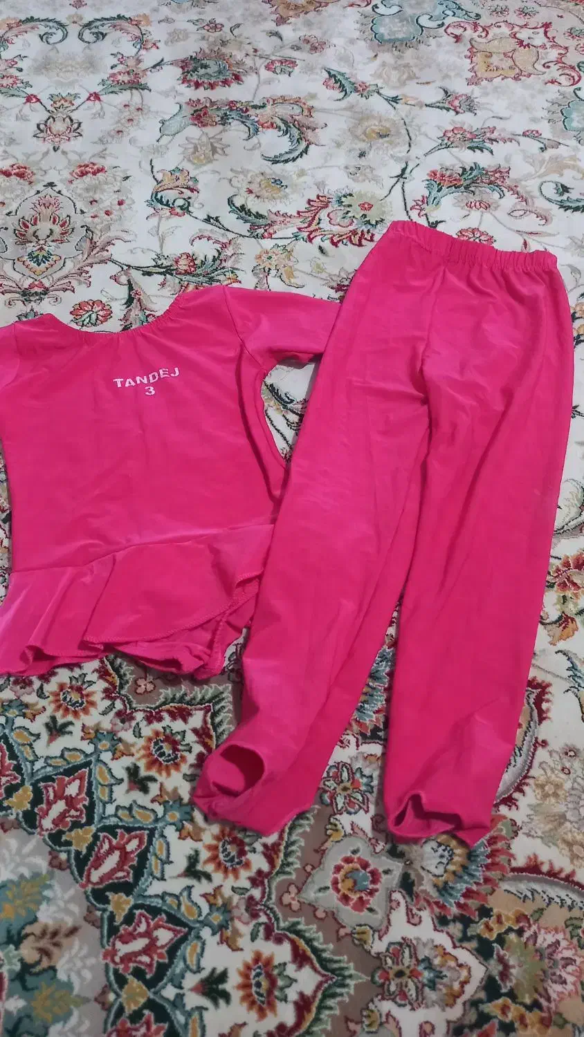 یه عدد مانتو و دو عدد لباس مجلسی و لباس ژیمناستیک|لباس|مشکیندشت, |دیوار